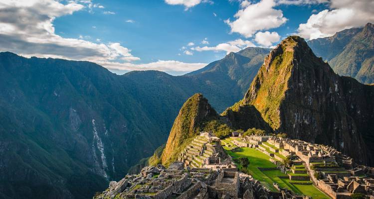 Machu Picchu mit Bergen im Hintergrund.