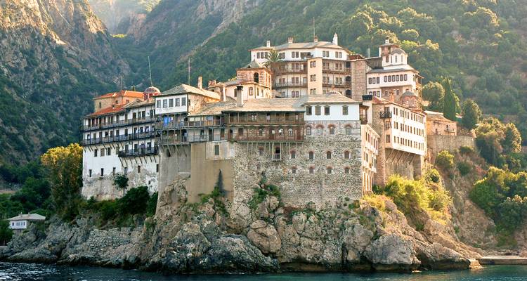 Großer Klosteranlage an der Klippe, die dramatisch über dem Meer und zerklüfteten Bergen aufragt
