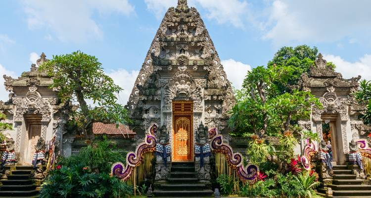 Ingewikkeld ontworpen tempel met weelderige begroeiing.
