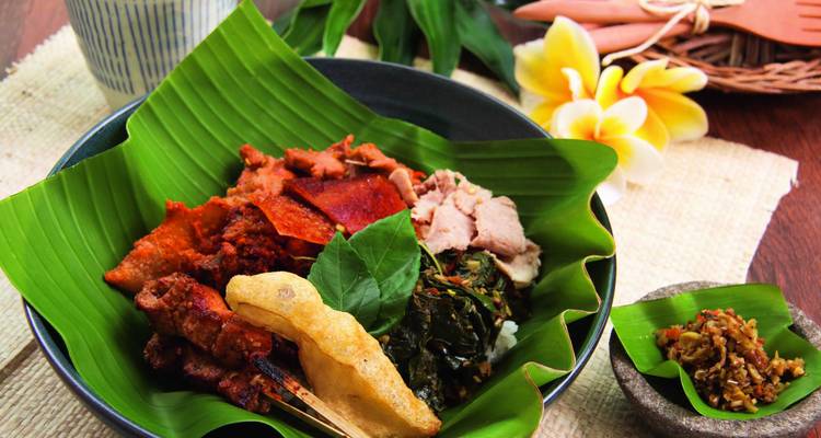 Indonesisch traditioneel gerecht met levendige kleuren op een blad.