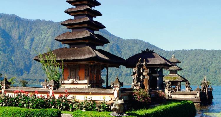 Balinees tempelcomplex omringd door water en bergen.