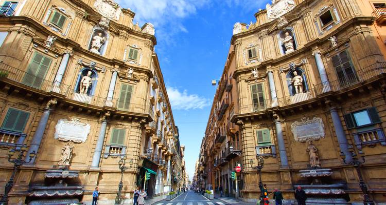Blick entlang der Via Maqueda, eingerahmt von den barocken Fassaden der Quattro Canti in Palermo.