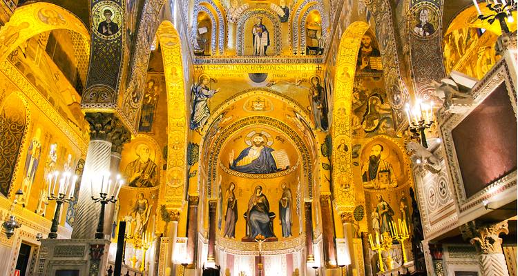 Üppige Goldmosaiken und heilige Ikonen, die das Innere der Palatinischen Kapelle in Palermo schmücken.
