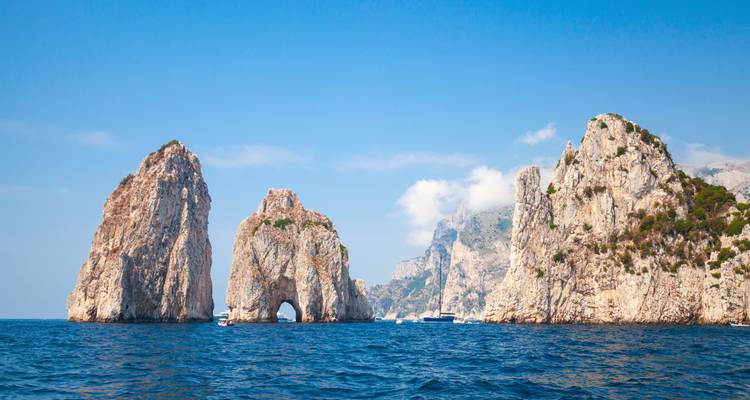Faraglioni-Felsennadeln, die aus den tiefblauen Gewässern vor der Küste von Capri aufragen.