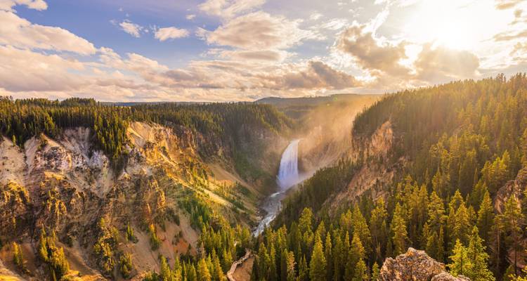 Vue spectaculaire des chutes inférieures de Yellowstone plongeant dans le coloré Grand Canyon de Yellowstone au coucher du soleil.