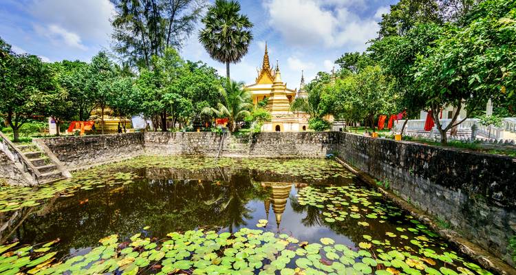 Tempel met een reflecterend vijver en omringende groen.