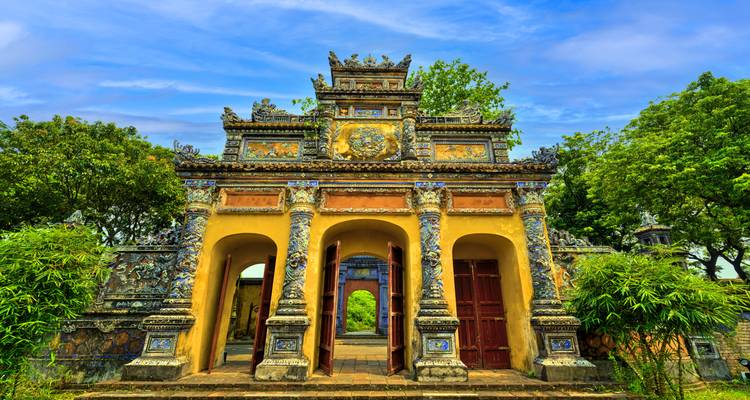 Uitgebreide historische poort met ingewikkelde gravures.