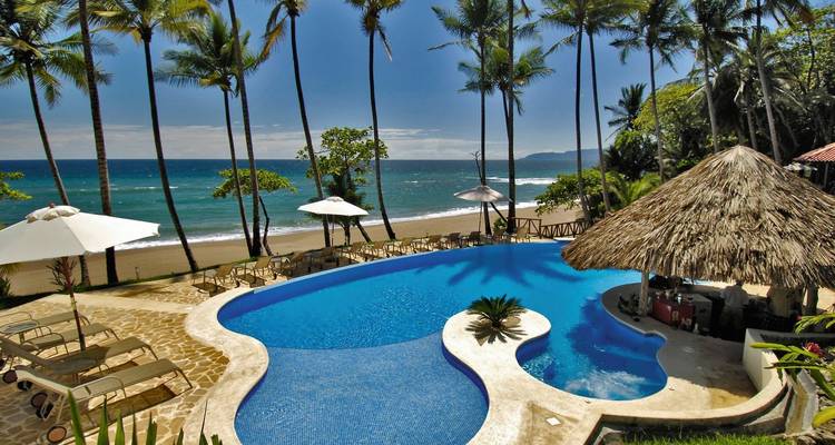 Luxusresort-Pool mit Meerblick in tropischer Umgebung.