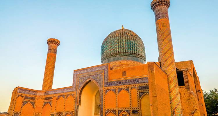 Schöne Moschee mit kunstvollen Kacheln und Kuppel.