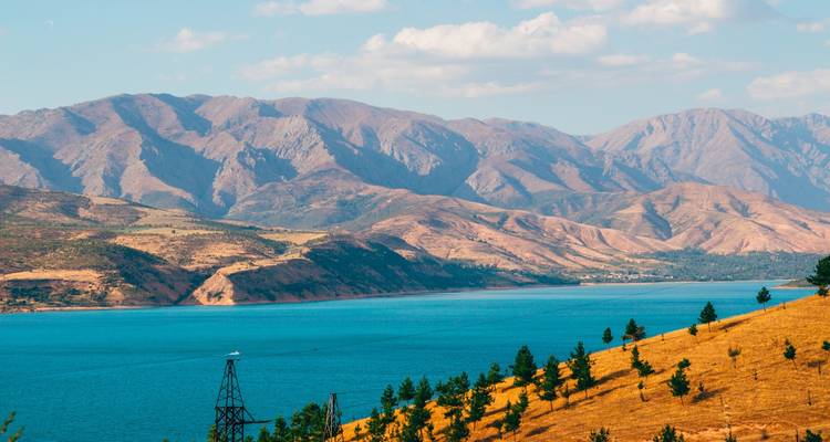 Ausgedehnte Bergkette mit Blick auf einen großen See.