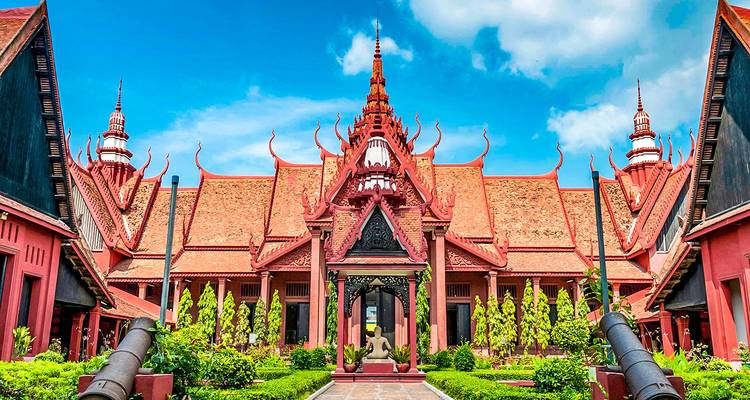 Architecture du Musée national avec jardins vibrants.