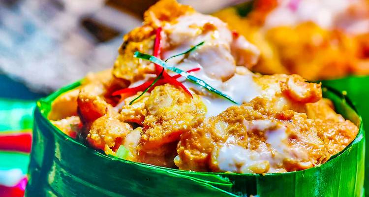 Gros plan d'un plat traditionnel cambodgien servi dans une feuille de bananier.