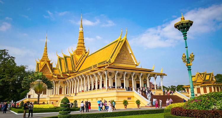 Le Palais Royal de Phnom Penh avec des visiteurs à l'extérieur.