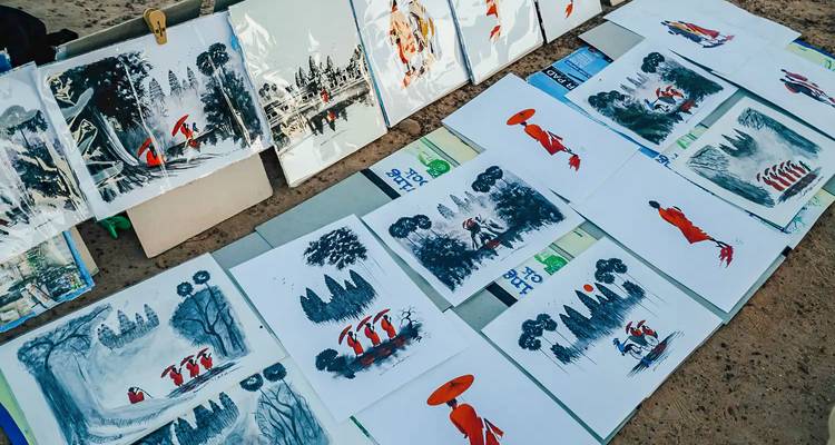 Peintures et œuvres d'art exposées à la vente au sol.