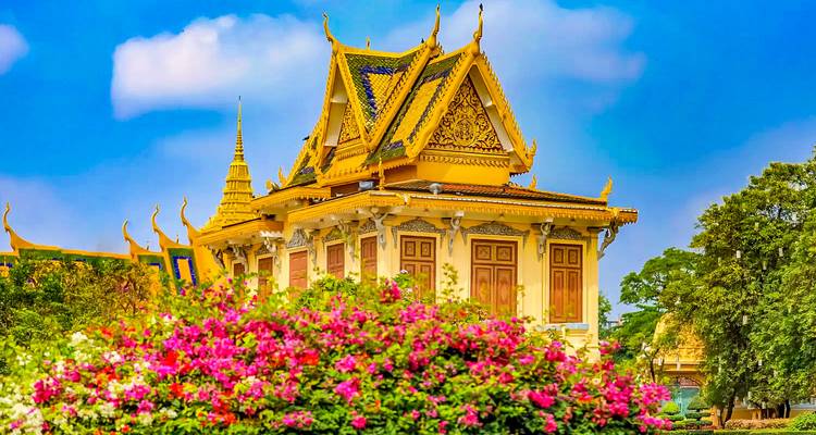 Koninklijk Paleis in Phnom Penh te midden van levendige bloemen.