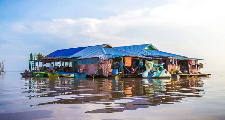Drijvend dorpshuis op een meer.
