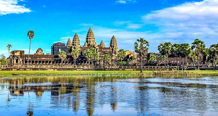Angkor Wat weerspiegeld in een serene meeromgeving.