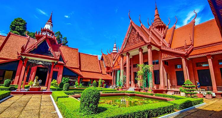Binnenzicht van het Nationaal Museum met tuinen.
