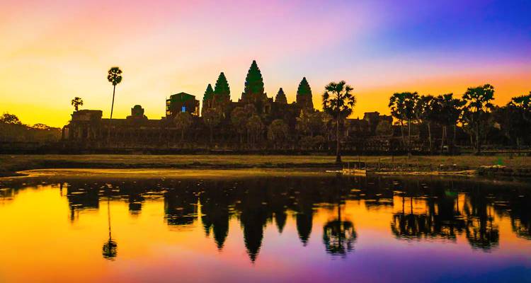 Angkor Wat met een zonsopgang reflectie in het water.