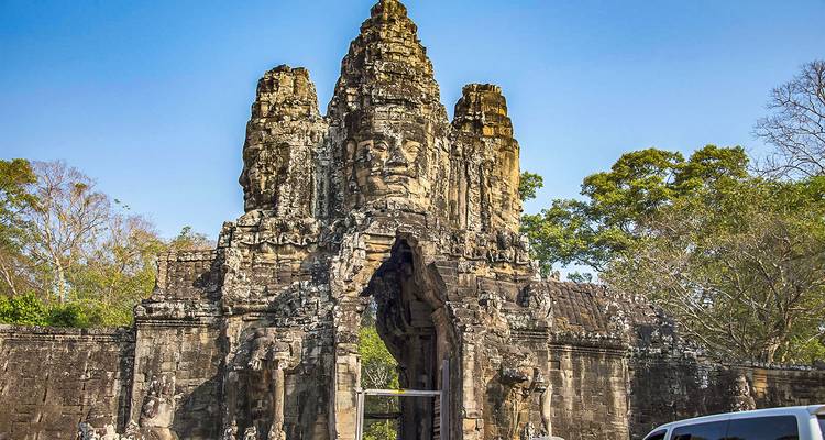 Oude stenen poort met uitgesneden gezichten in Angkor Thom.