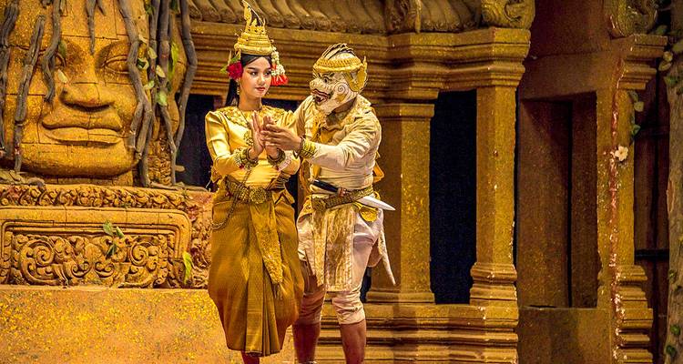 Traditionele Khmer-dansers die optreden in een tempelomgeving.