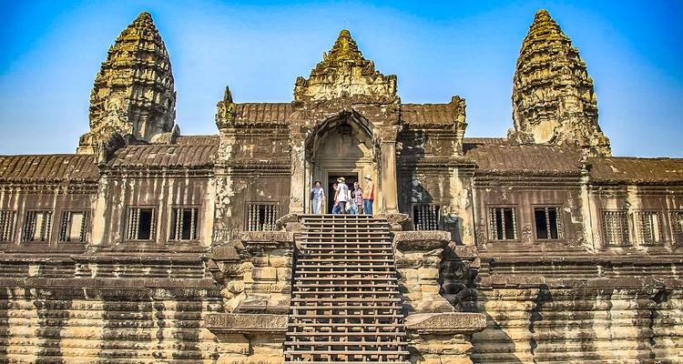 Vooraanzicht van Angkor Wat met mensen die aan het verkennen zijn.