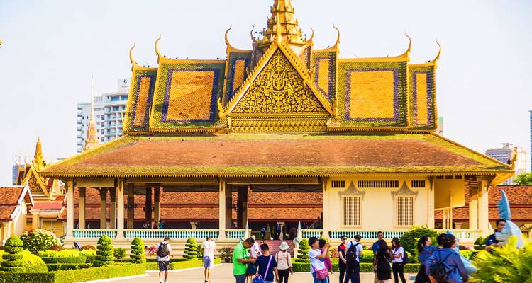 Het Koninklijk Paleis met toeristen die het terrein verkennen.