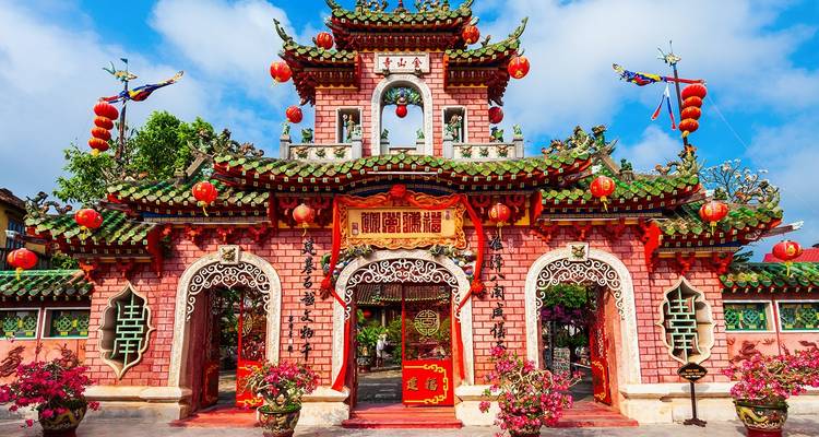 Kleurrijke Chinese tempeleningang met ingewikkelde decoraties.