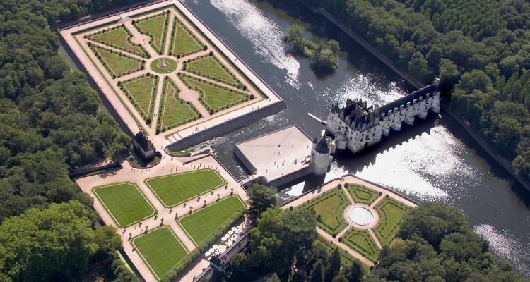 Vista aérea del Château de Chenonceau y sus jardines formales que se extienden sobre el Río Cher.