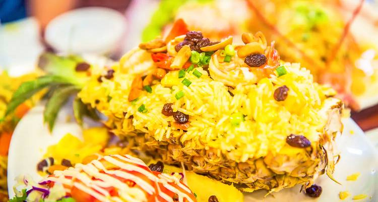 Riz frit à l'ananas servi dans une coque d'ananas.