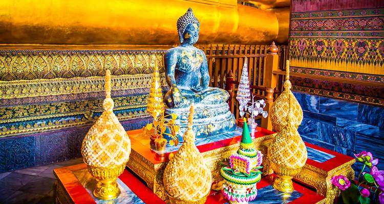 Intérieur complexe d'un temple avec une statue de Bouddha.