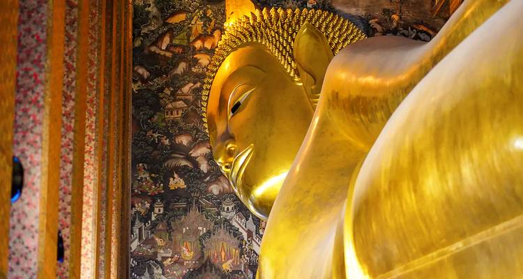 Statue de Bouddha couchée en or.