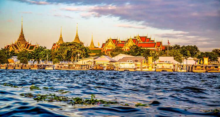 Complexe de temples aux toits colorés au bord de la rivière.