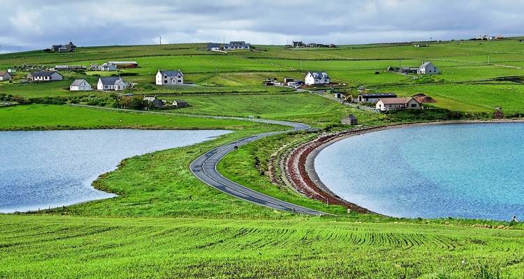 Schilderachtig uitzicht op een weg die kronkelt tussen twee waterpartijen