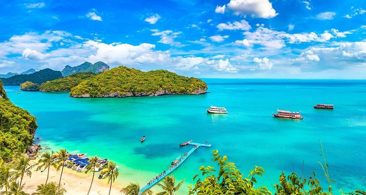 Vista panorámica de agua turquesa cristalina e islas.