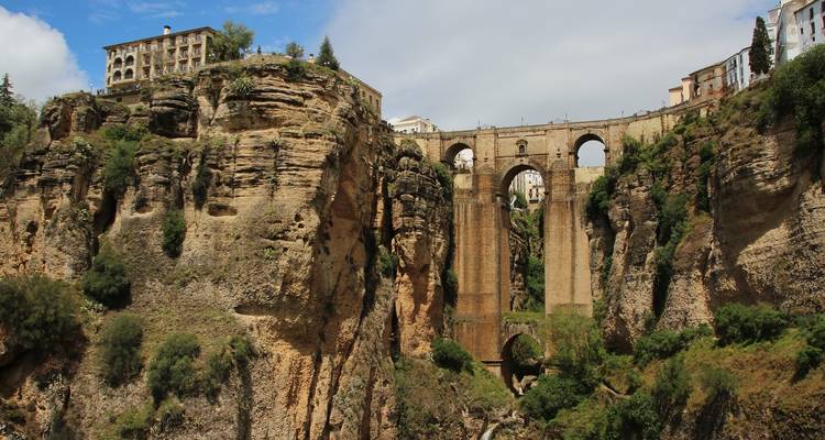 Historische brug die een diepe kloof overspant.