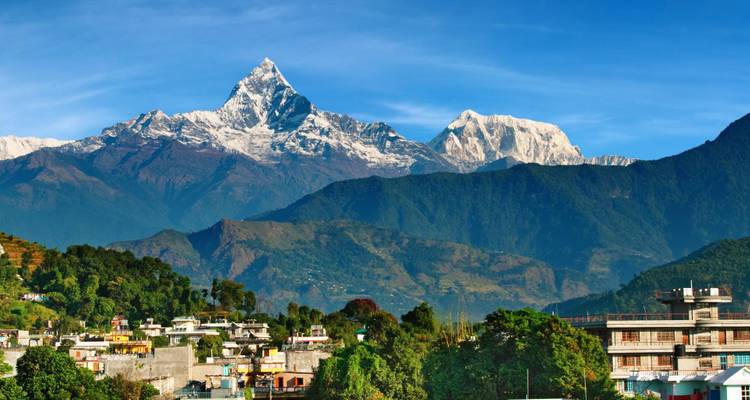Ville pittoresque située sous le sommet pointu de Machhapuchchhre avec des collines verdoyantes luxuriantes et des cieux dégagés.