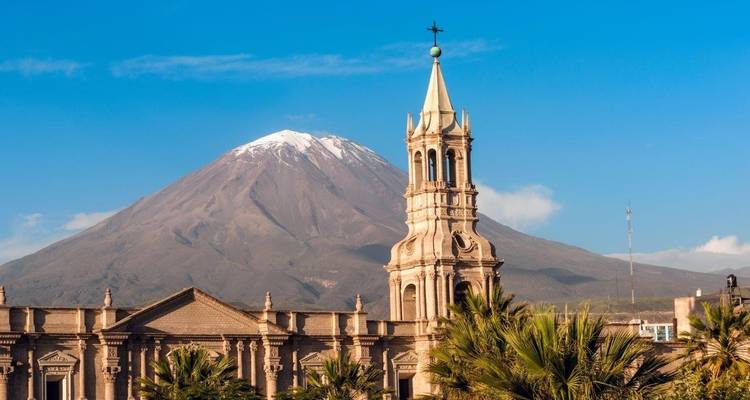Arequipa Kathedraal met op de achtergrond een vulkaan.