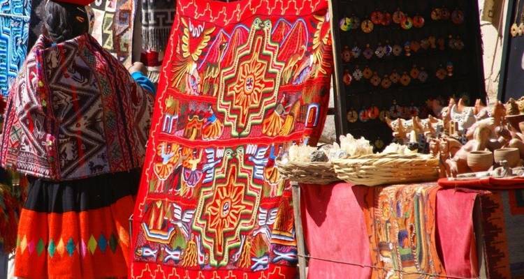 Kleurrijke traditionele textiel op display.