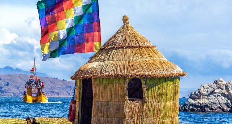 Traditioneel riethuis met levendige vlaggen op het Titicacameer.