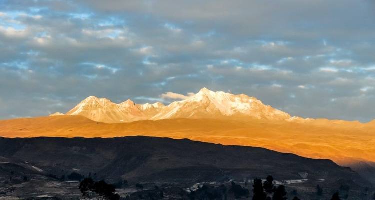 Zonvergoten bergen met een prachtige hemel.