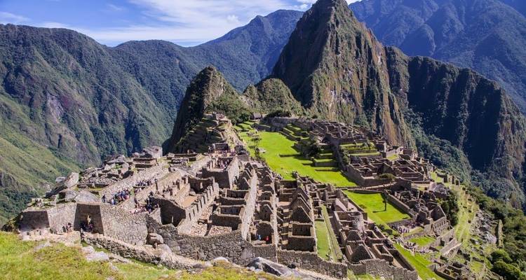 Luchtfoto van Machu Picchu met zichtbare mensen.
