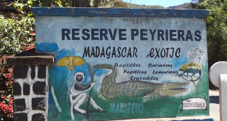 Geschilderd bord voor een natuurgebied met illustraties van dieren.