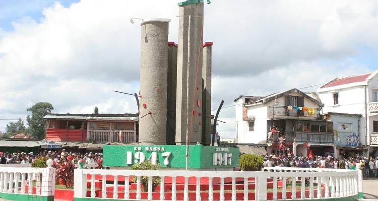 Monument op een openbaar plein ter herdenking van een historische gebeurtenis.