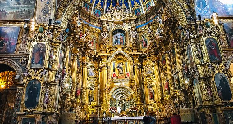 Sierlijke gouden interieur van een barokke kerk met religieuze iconen.