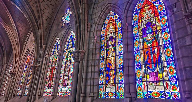 Glas-in-loodramen binnen in een kathedraal.