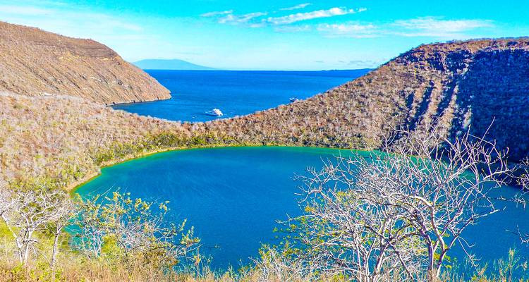 Een schilderachtige baai met helder blauw water en boten.