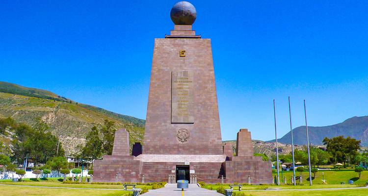 Een monument op de evenaar met een heldere blauwe lucht.
