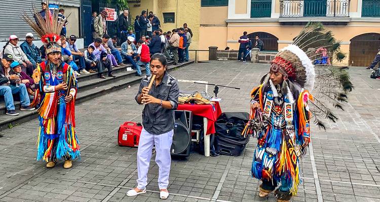 Straatartiesten in kleurrijke traditionele kledij die muziek maken.