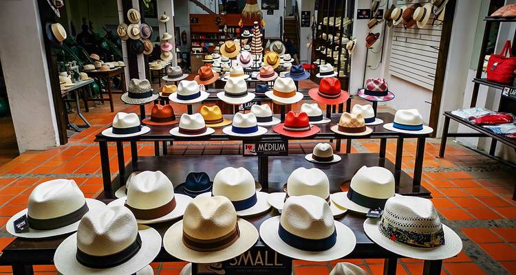 Ein Geschäft mit mehreren Hüten in der Auslage.